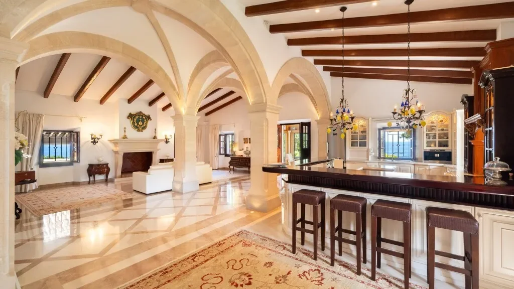 Charming 2 bedroom villa, front line to the sea in Bonaire, Alcudia
