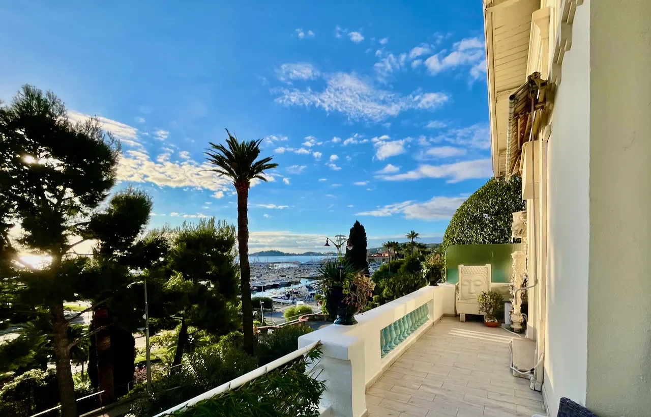 Bourgeois Residence, Exceptional 2-Room Apartment 70M2, Top Floor, Sea View, 25M2 Terrace, Balconies