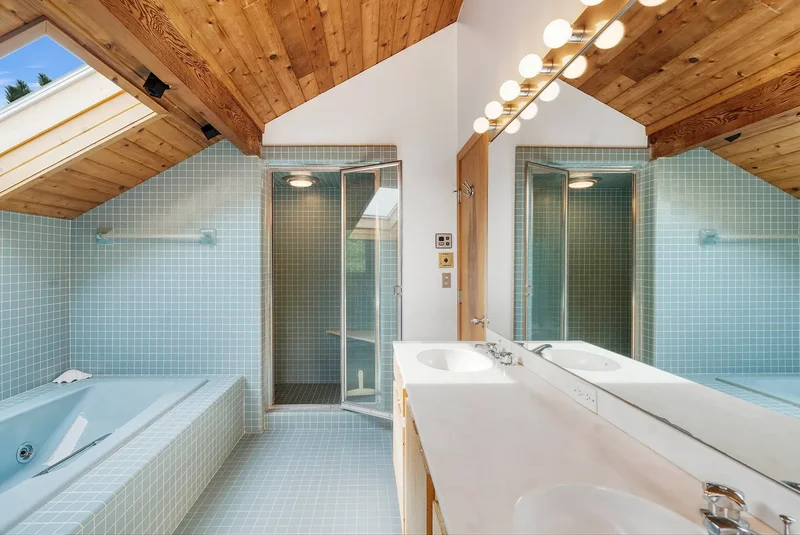 Cranberry Hole Road, Amagansett, New York, United States. - Photo 6