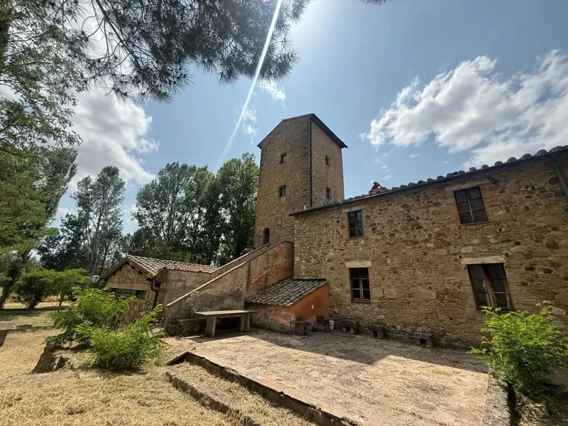 Tower of the Fairies: Sienese Elegance Between History and Nature