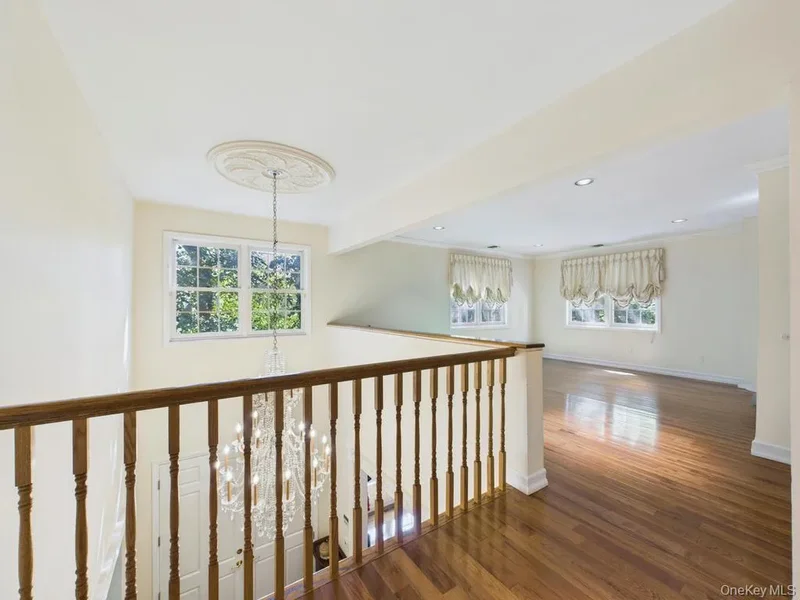428 Toftree Court, Roslyn, NY 11576, Roslyn, New York, United States. - Photo 7