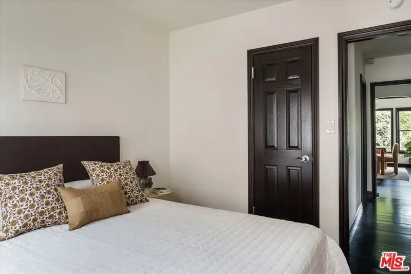 4189 Holly Knoll Drive, Los Angeles, California, United States. - Photo 23