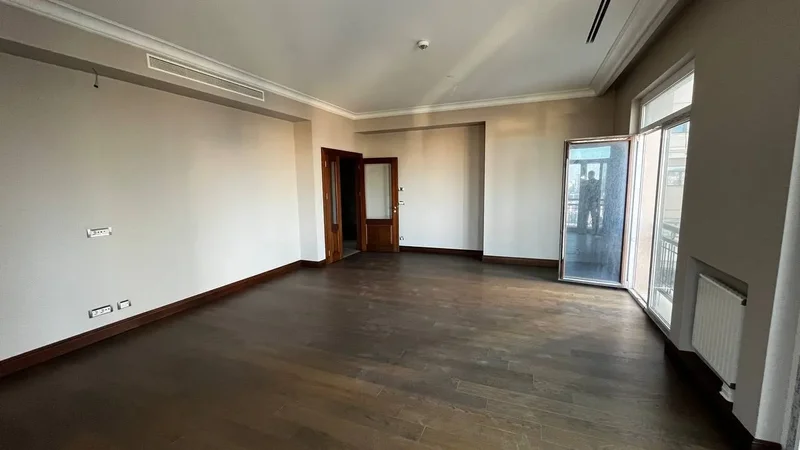 Spacious 3.5-Bedroom Apartment with Stunning Mall Views and Direct Access to Emaar Shopping Mall