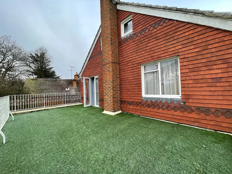 Coombe Hill Road, Kingston upon Thames, England, United Kingdom. - Photo 10