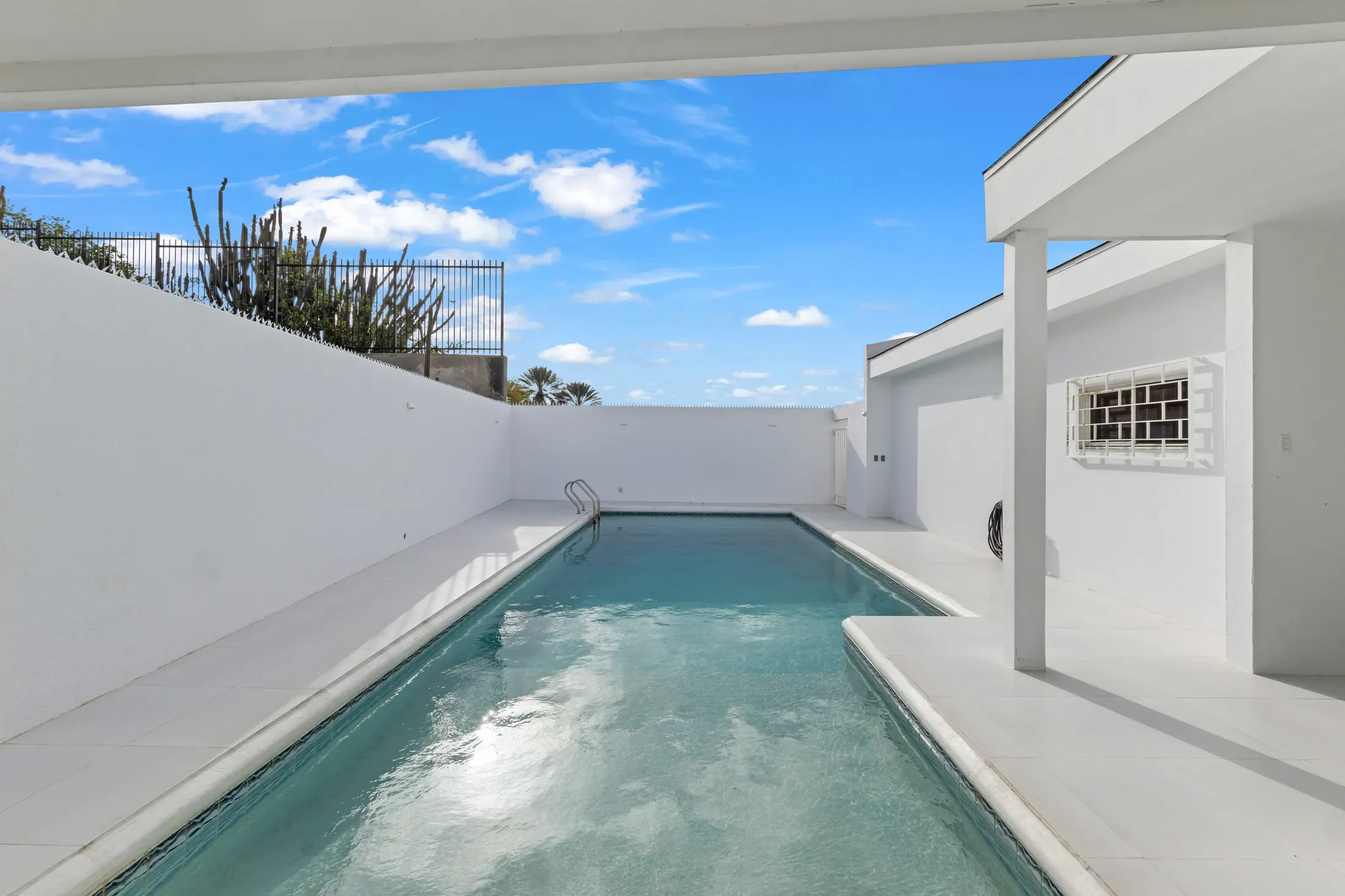 Exterior photo 10