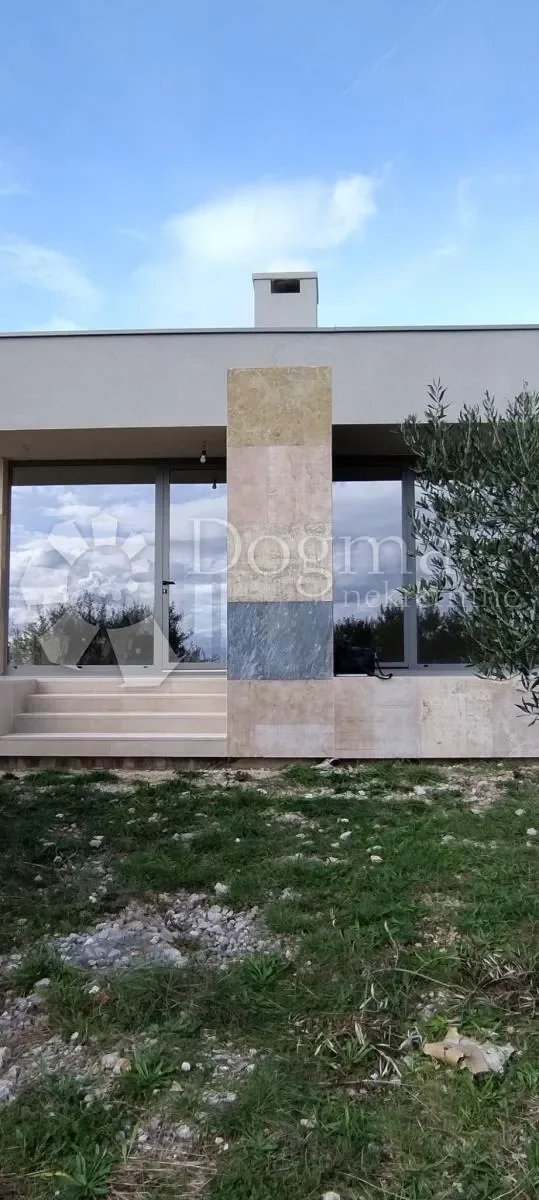 Exterior photo 9