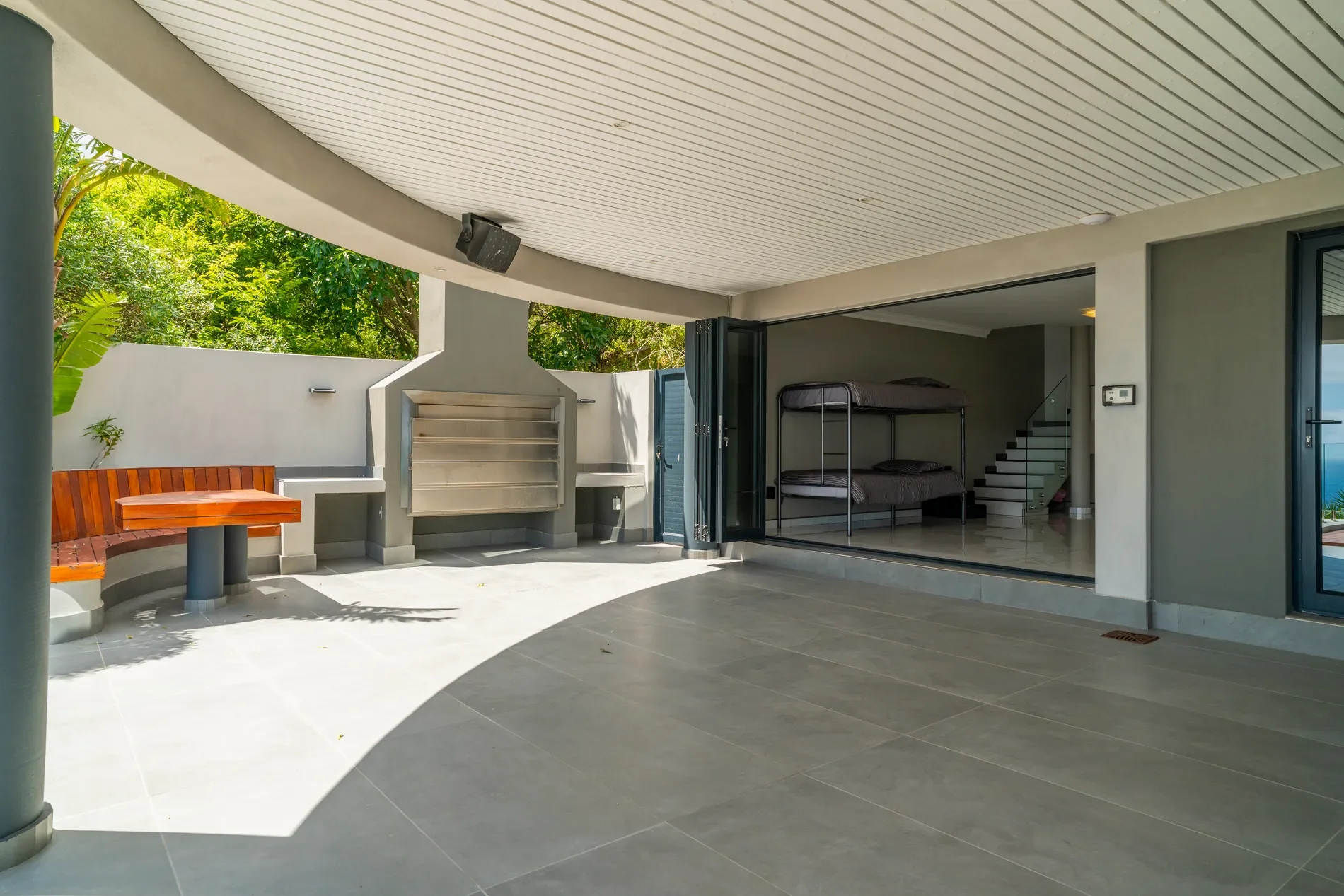 Exterior photo 4
