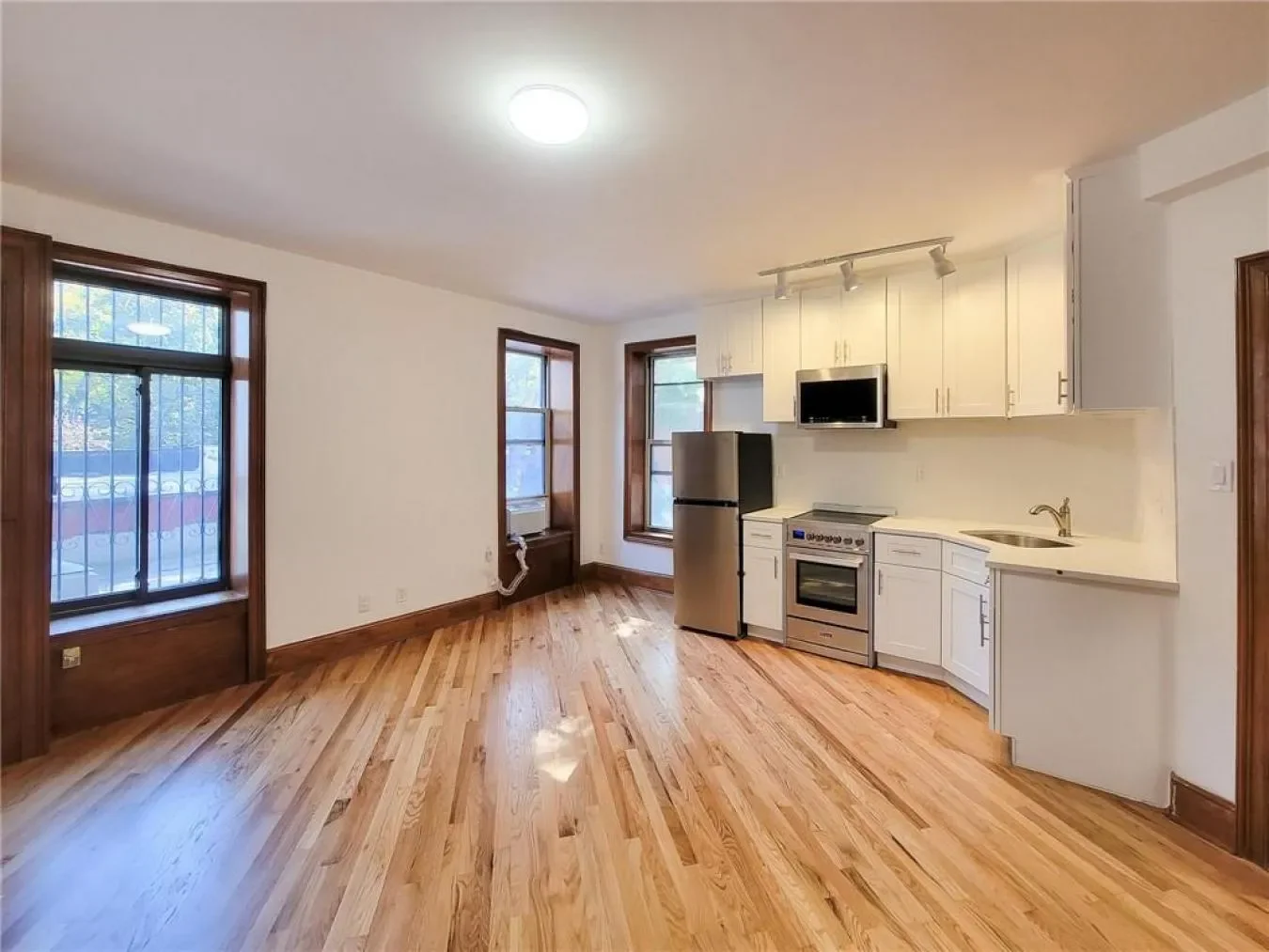 385 6th Avenue, New York, New York, United States. - Photo 7