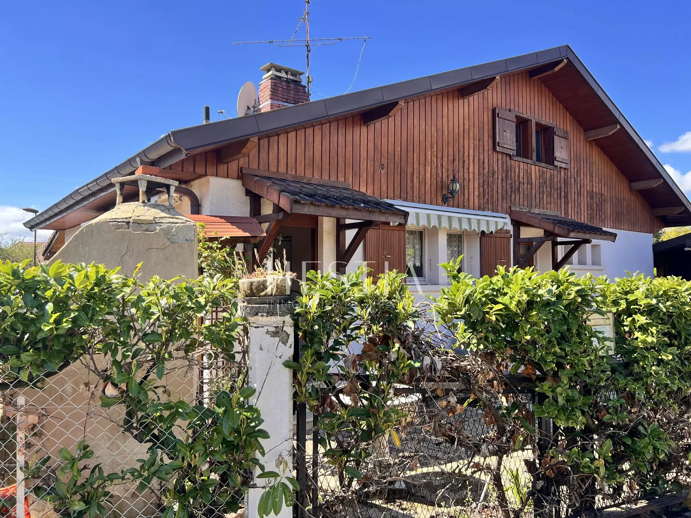 Exterior photo 1