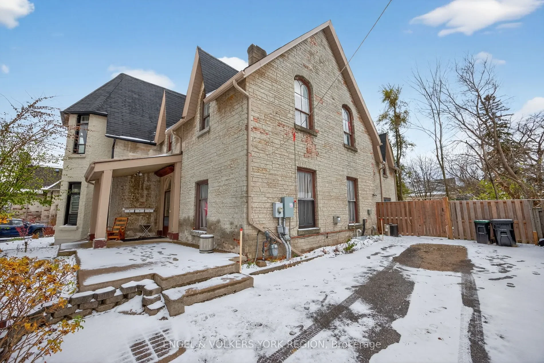 Exterior photo 5