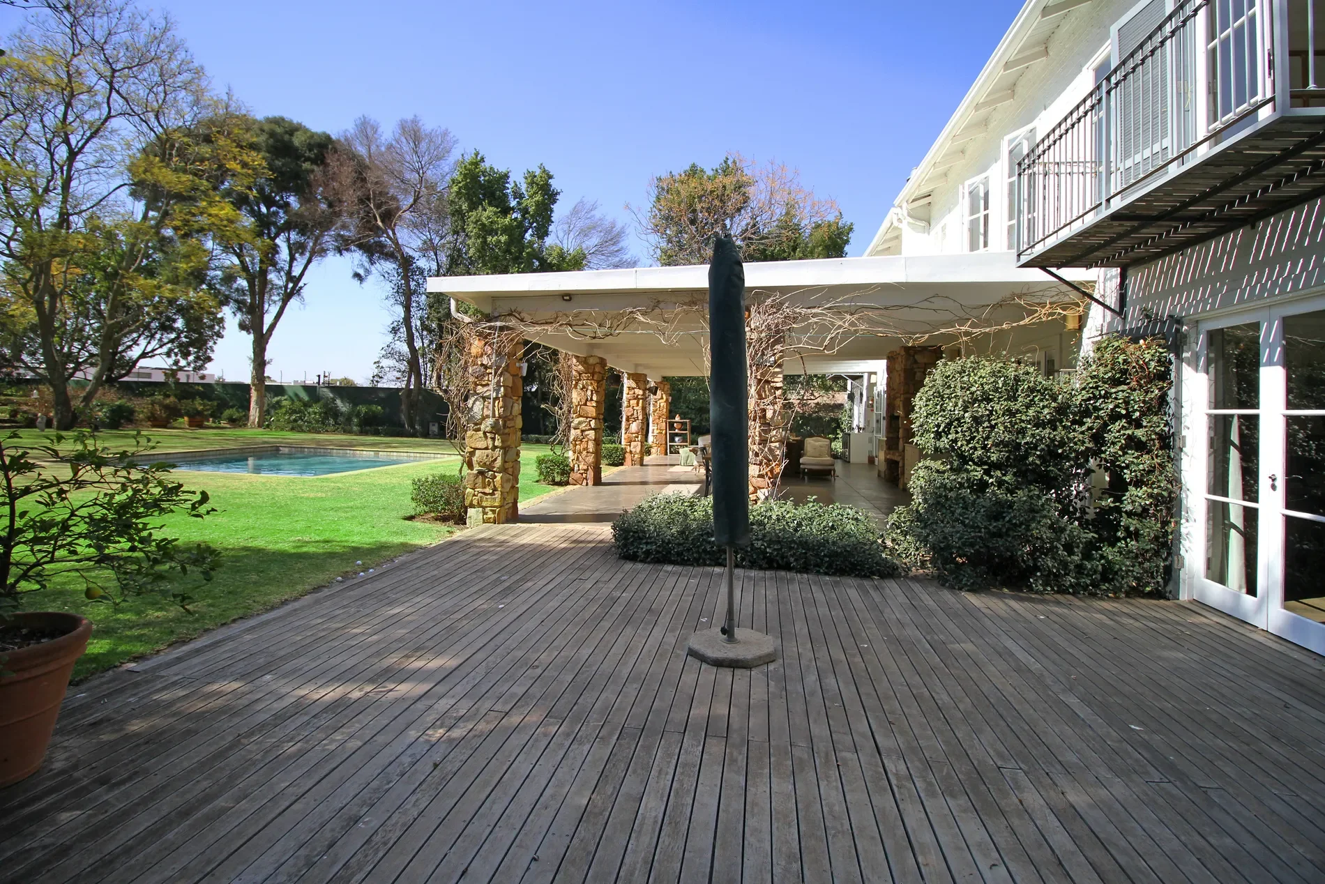 Exterior photo 4