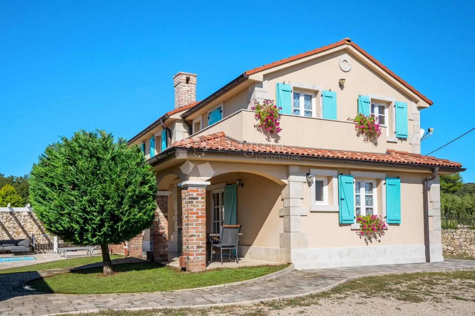 Exterior photo 2
