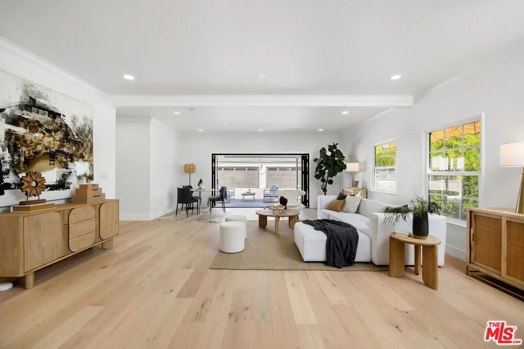 832 S Plymouth Boulevard, Los Angeles, California, United States. - Photo 20