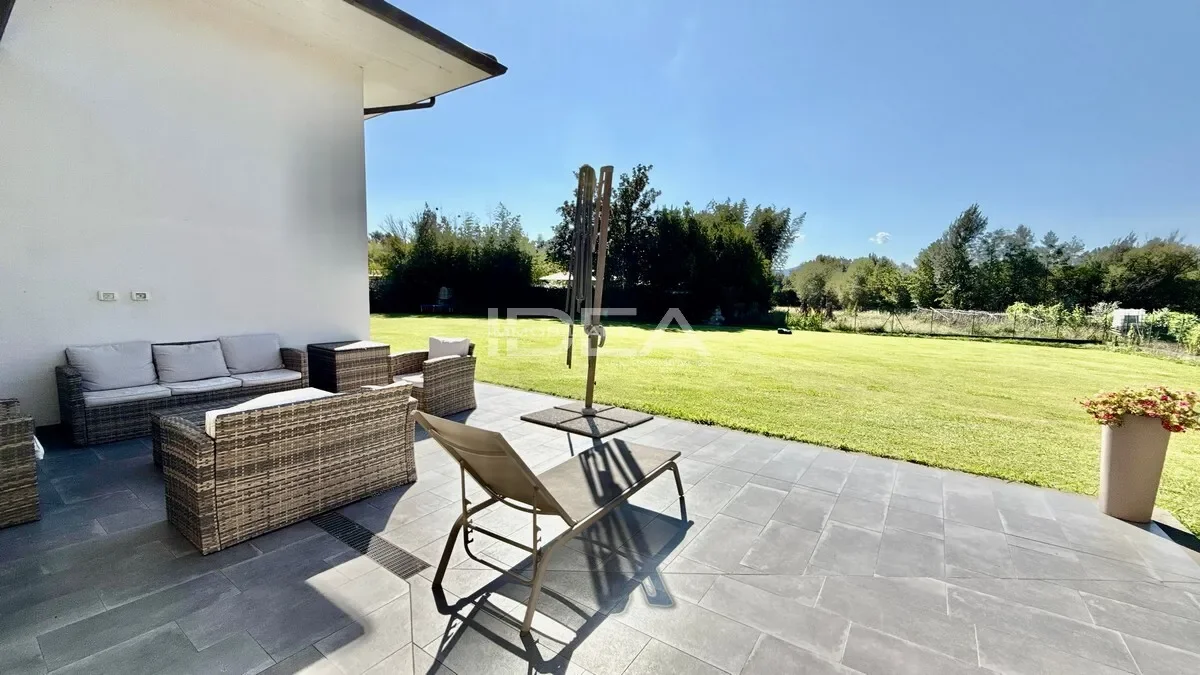 Exterior photo 2