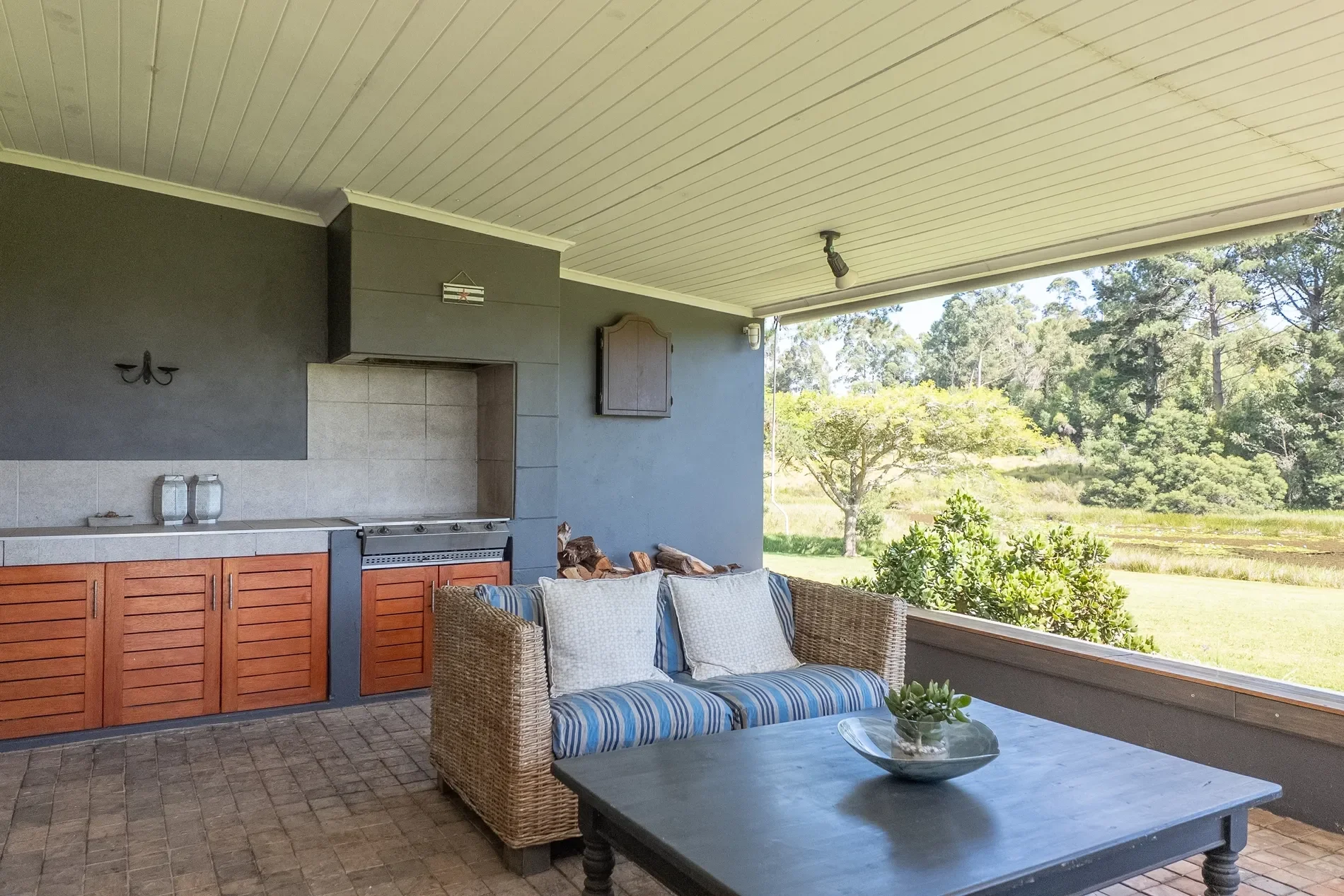 Exterior photo 9