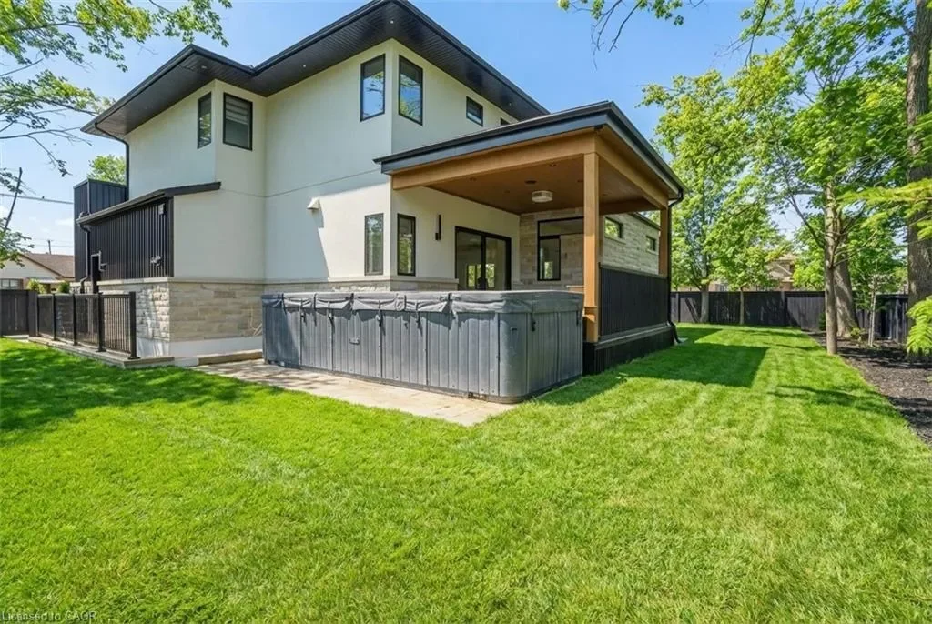 Exterior photo 4