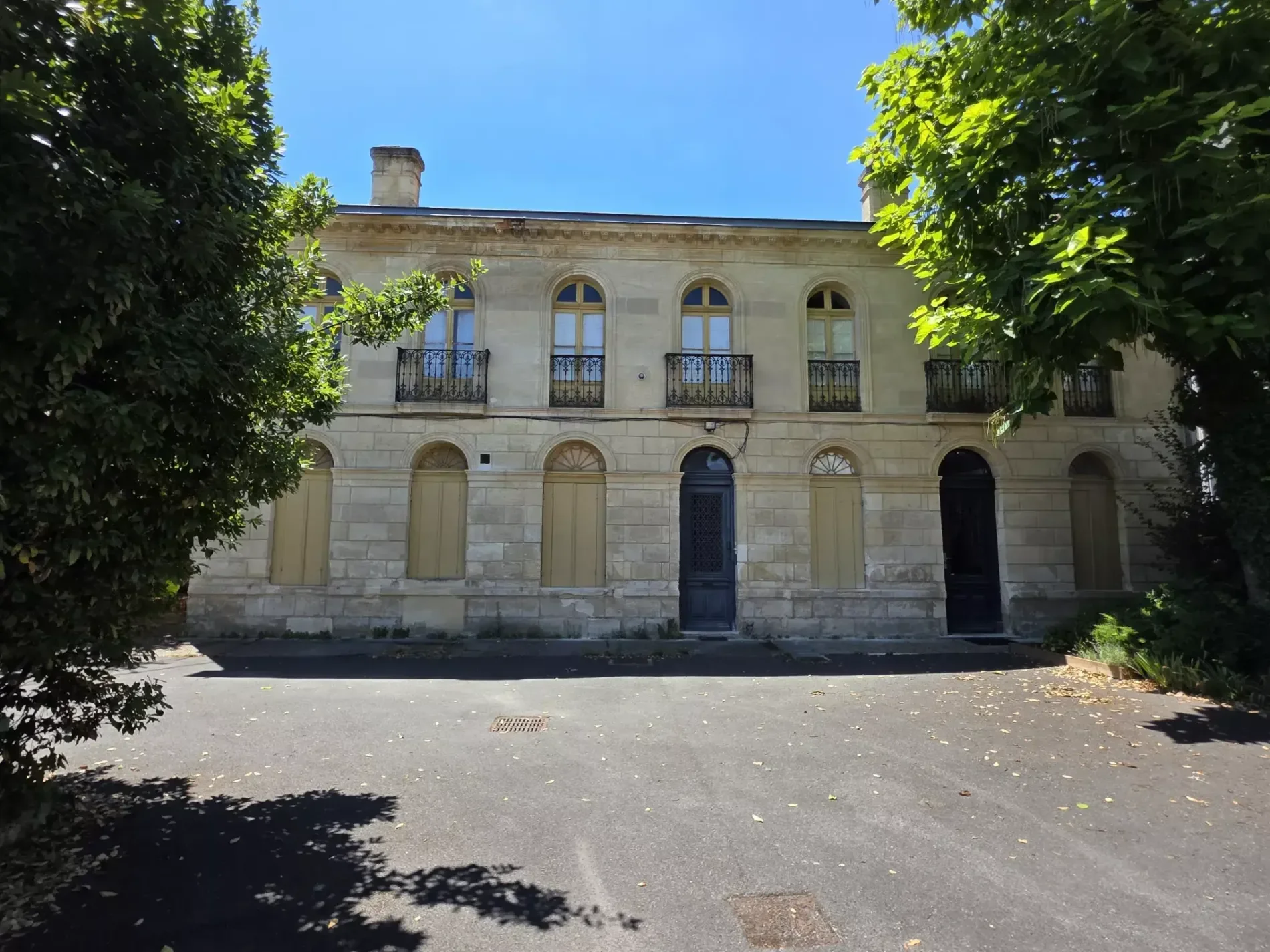 Exterior photo 1
