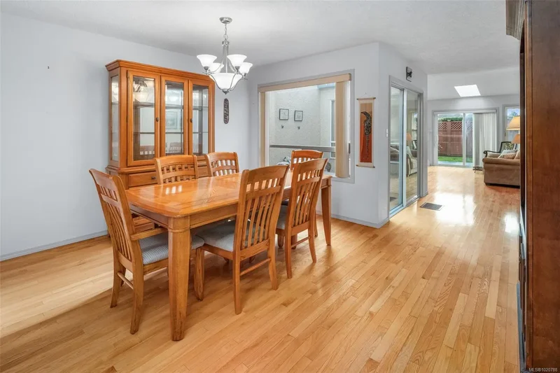 10084 Third St 6, Sidney, British Columbia, Canada. - Photo 6