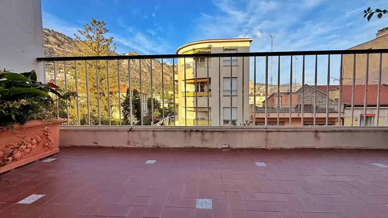 Beaulieu-sur-Mer Town Centre, elegantly renovated 2-room apartment