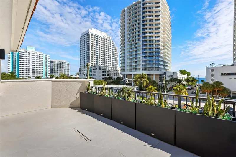 3021 Riomar St., Fort Lauderdale, Florida, United States. - Photo 15