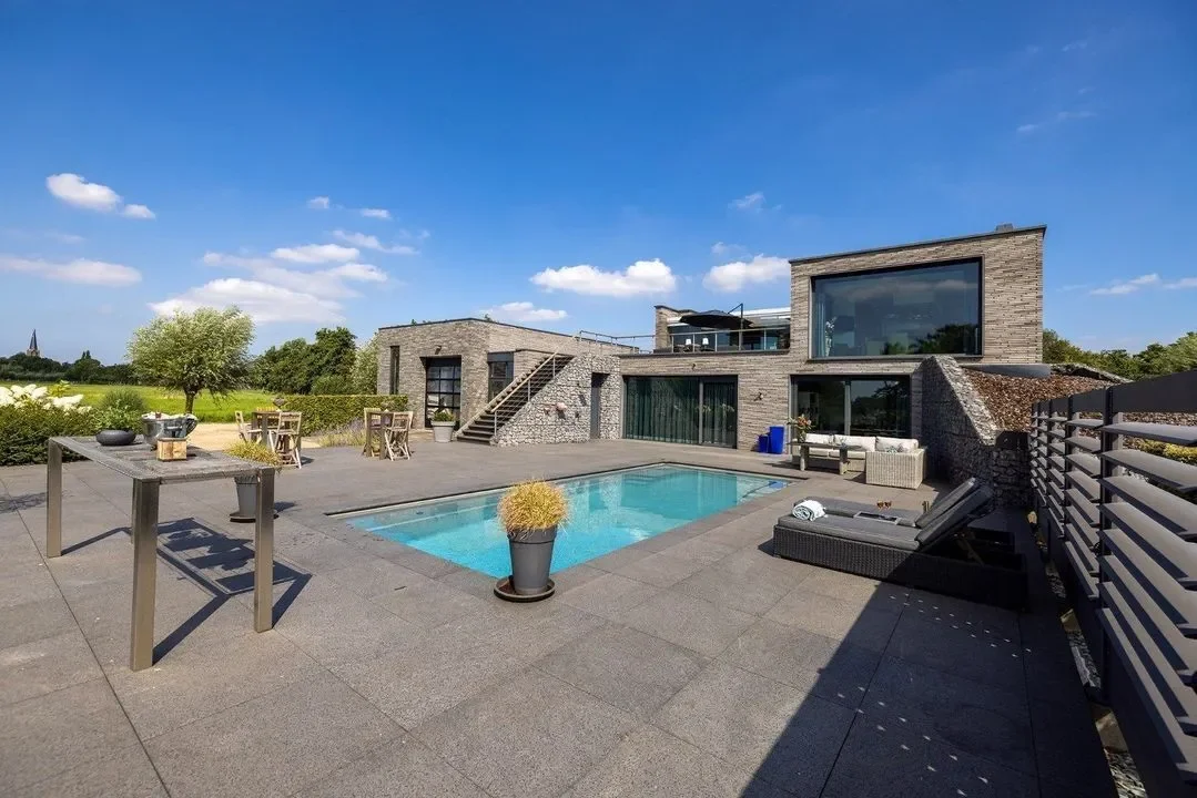 Exterior photo 2
