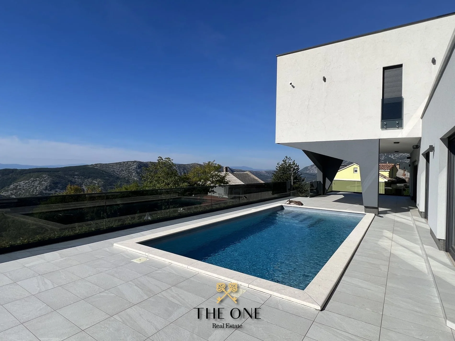 Exterior photo 6