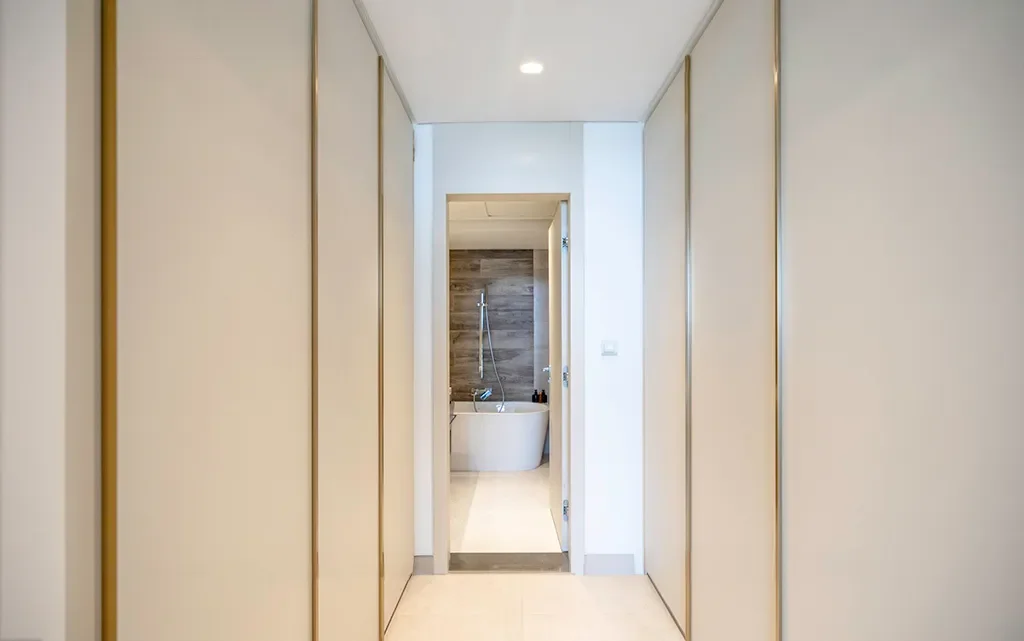 Luxury Duplex Unit I Upgraded & Fully Furnished | Large Terrace | Community & Lake view