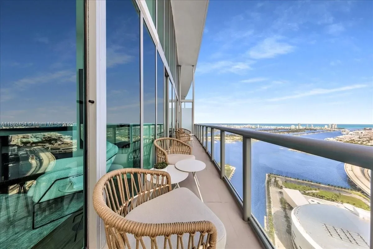 888 Biscayne Blvd #PH 5704, Miami, FL 33132, Miami, Florida, United States. - Photo 9