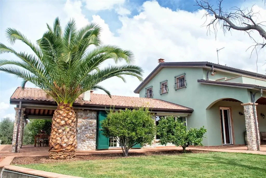 Exterior photo 3