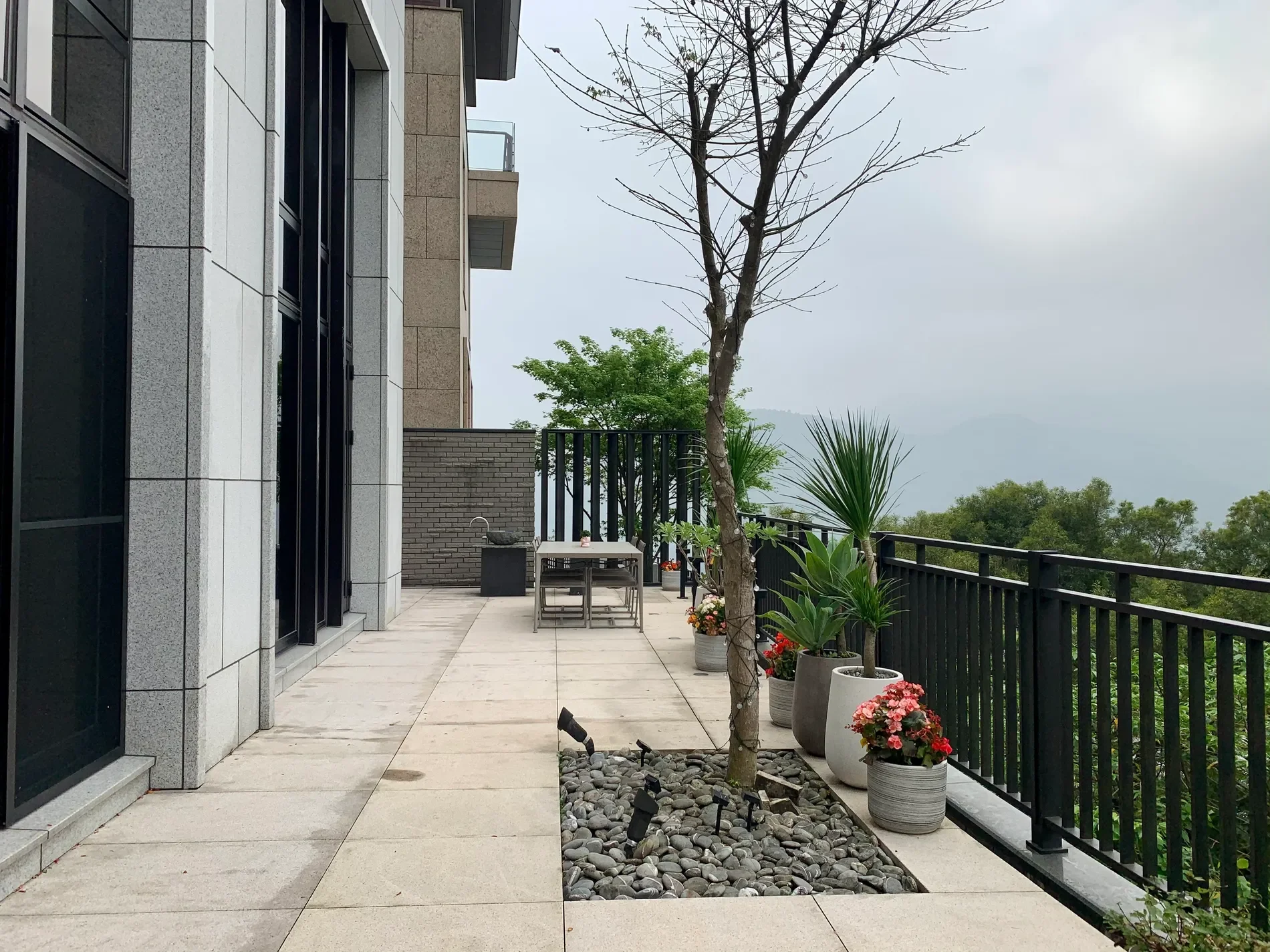 Exterior photo 2