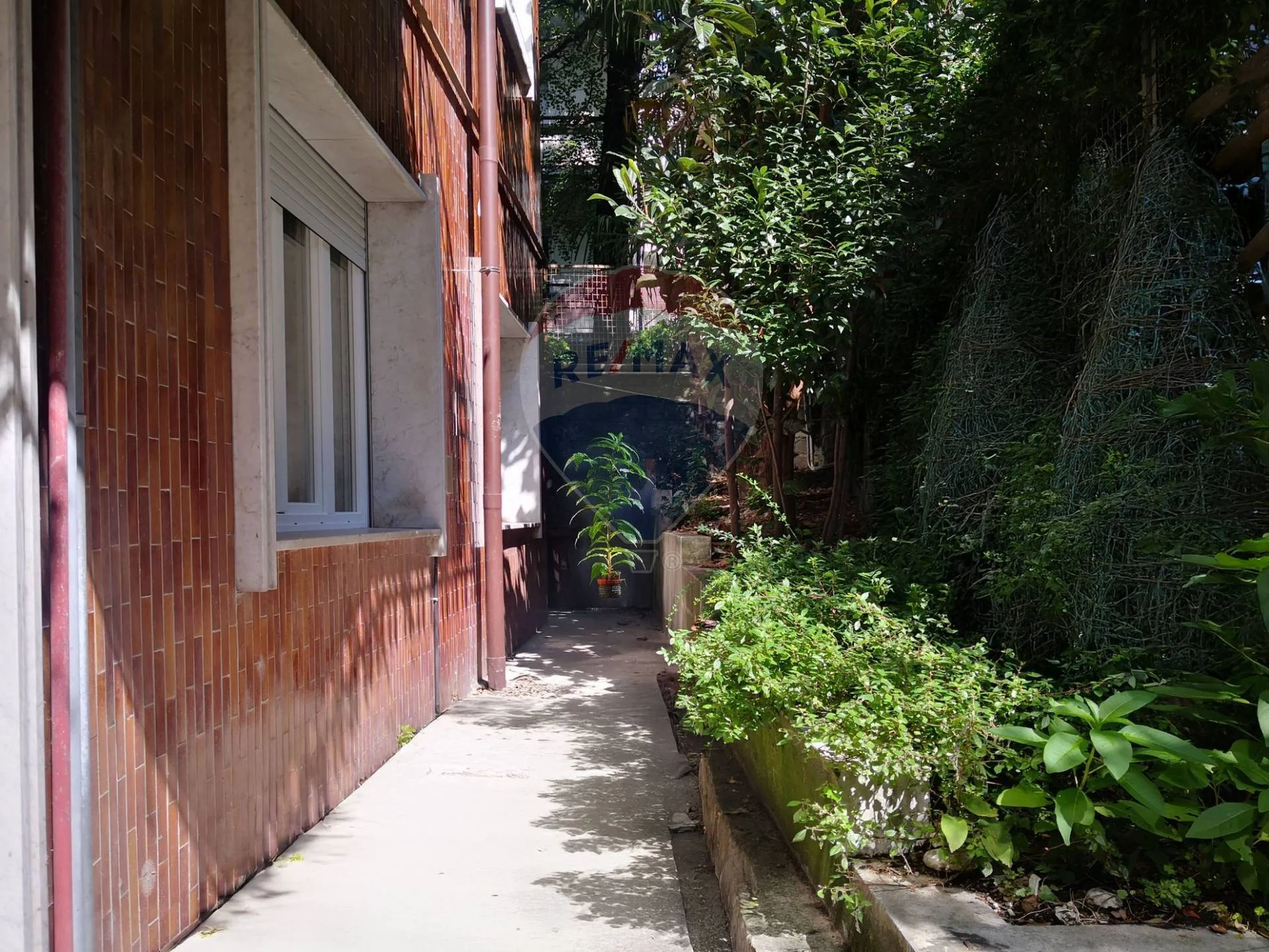 Exterior photo 1