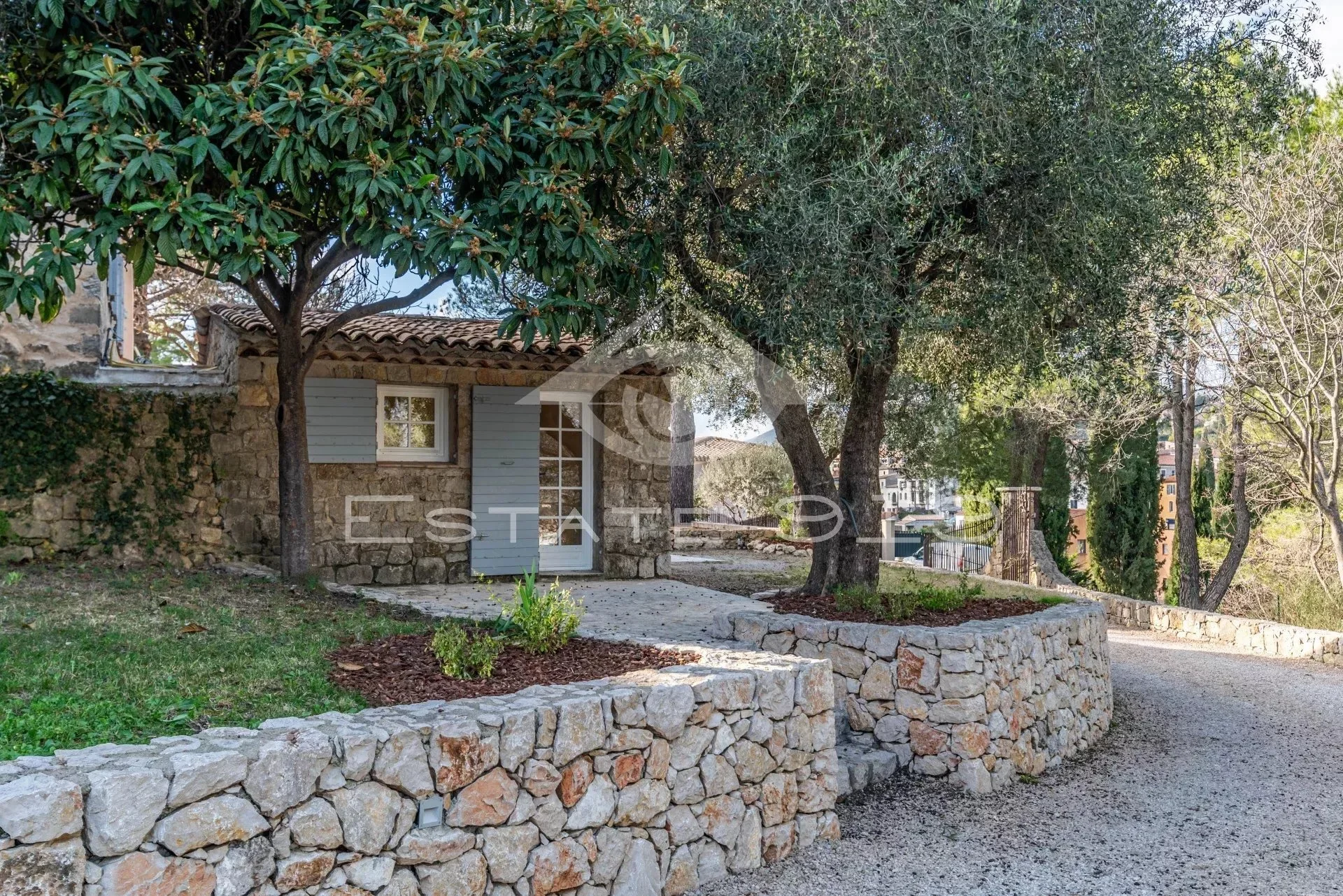Exterior photo 6