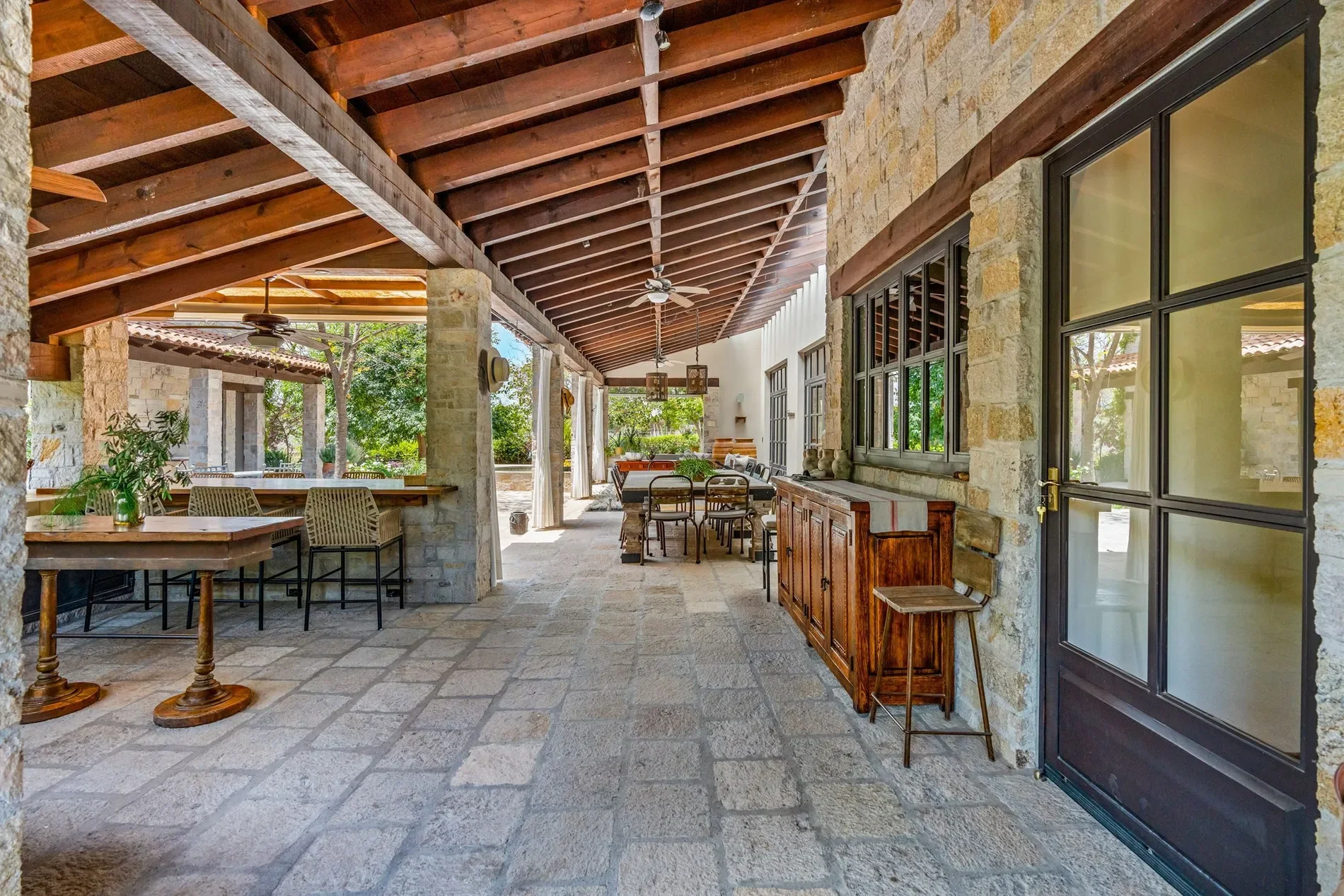 Exterior photo 5