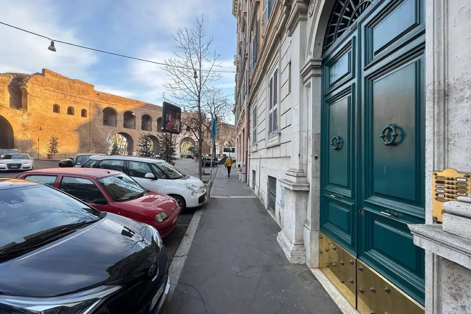 Exterior photo 2