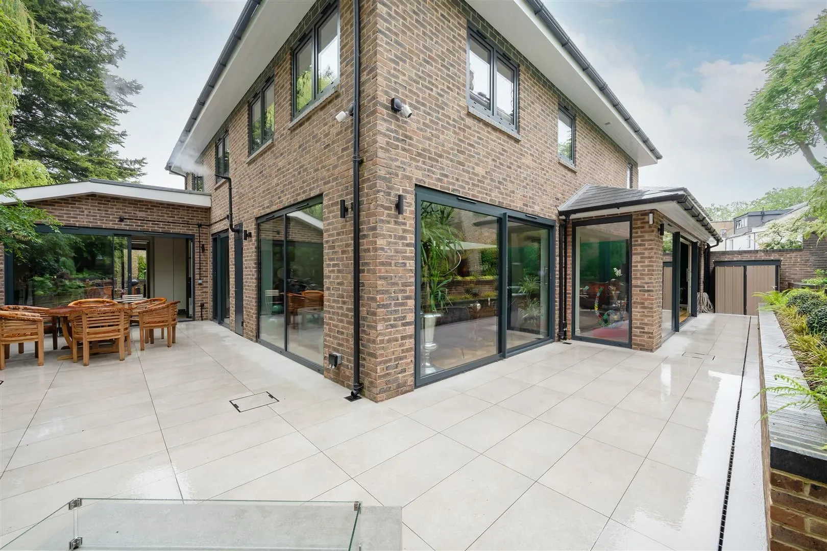 Exterior photo 4