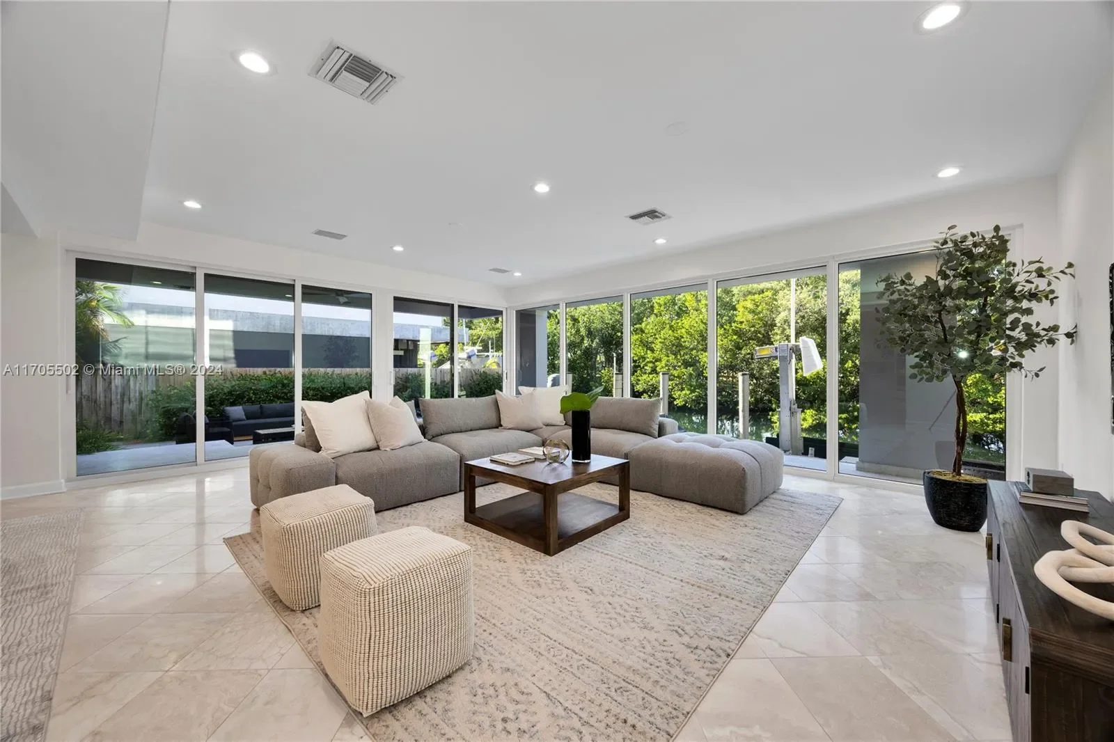 3566 Rockerman Rd, Miami, Florida, United States. - Photo 8