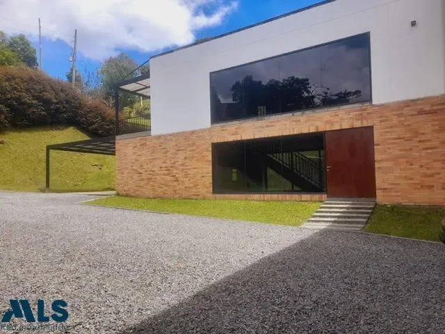 Exterior photo 3