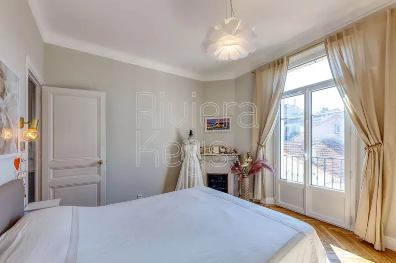 CANNES - Saint-Nicolas: Elegant renovated 3-bedroom apartment with open view