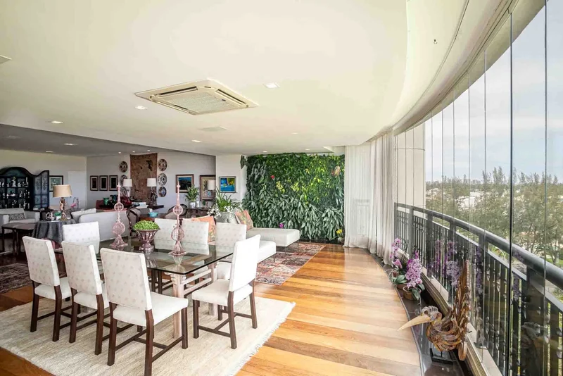 Apartment With Golf Course View And Spacious Floor Plan