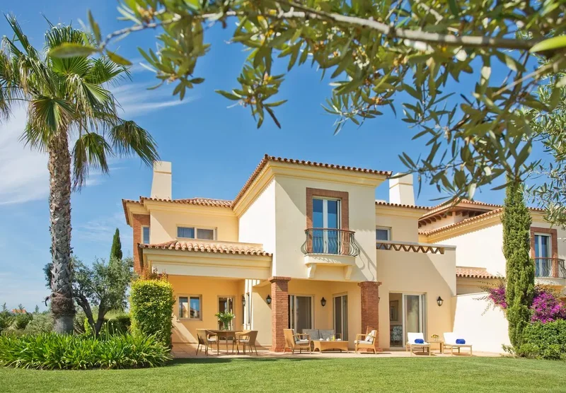 Luxury Residences with Golf Course Views and Access to Exclusive Amenities