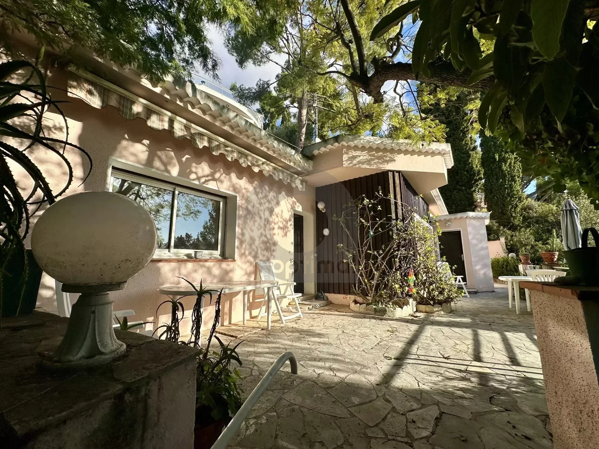 Exterior photo 2