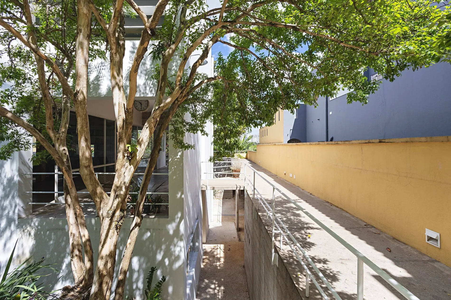 Exterior photo 6