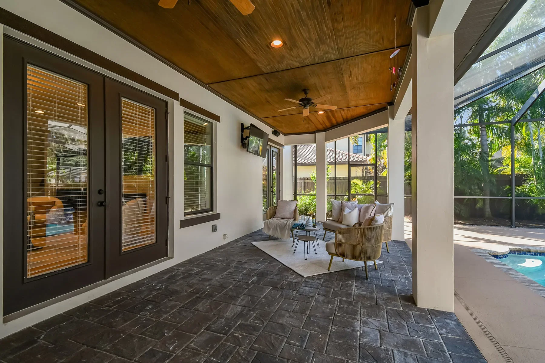 Exterior photo 5