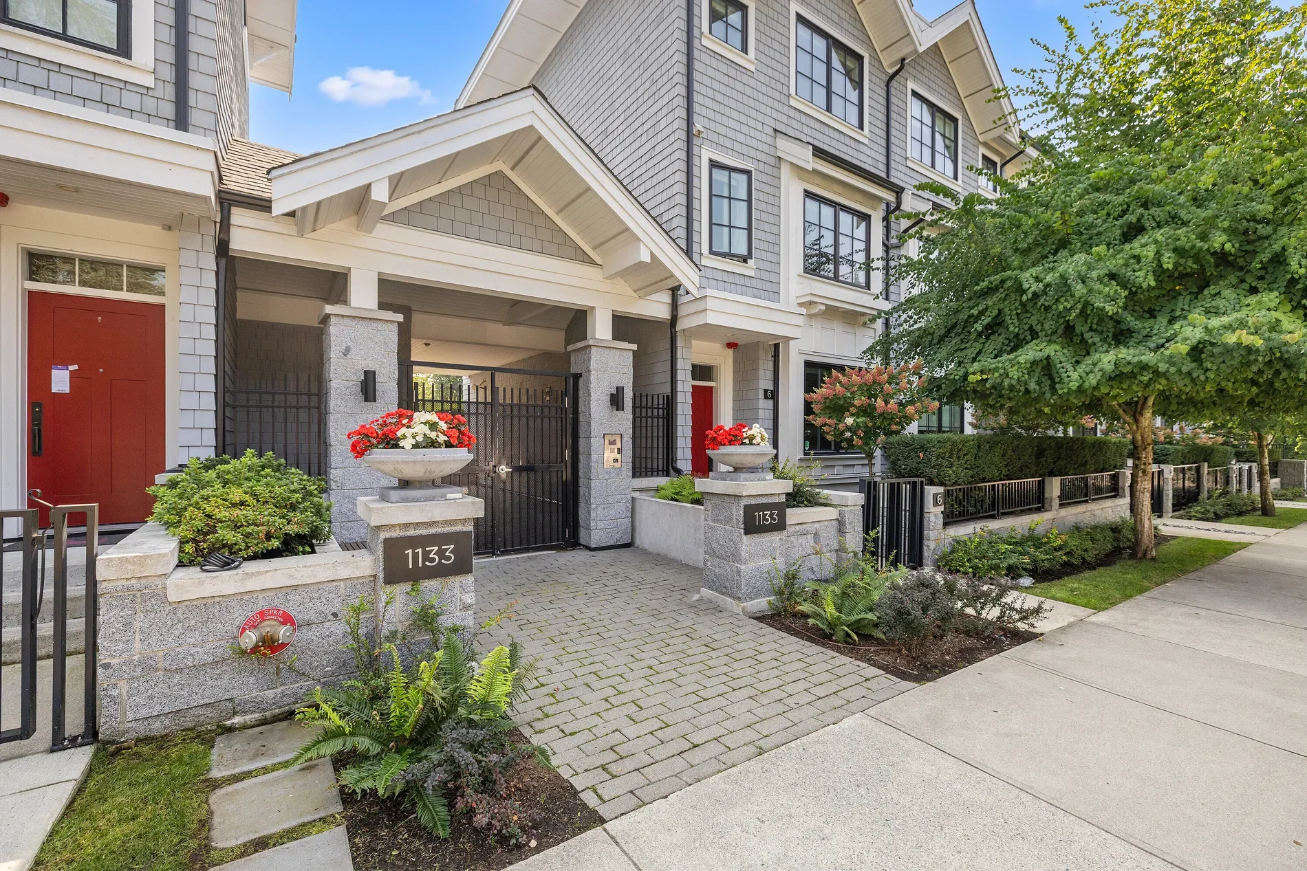 Exterior photo 4