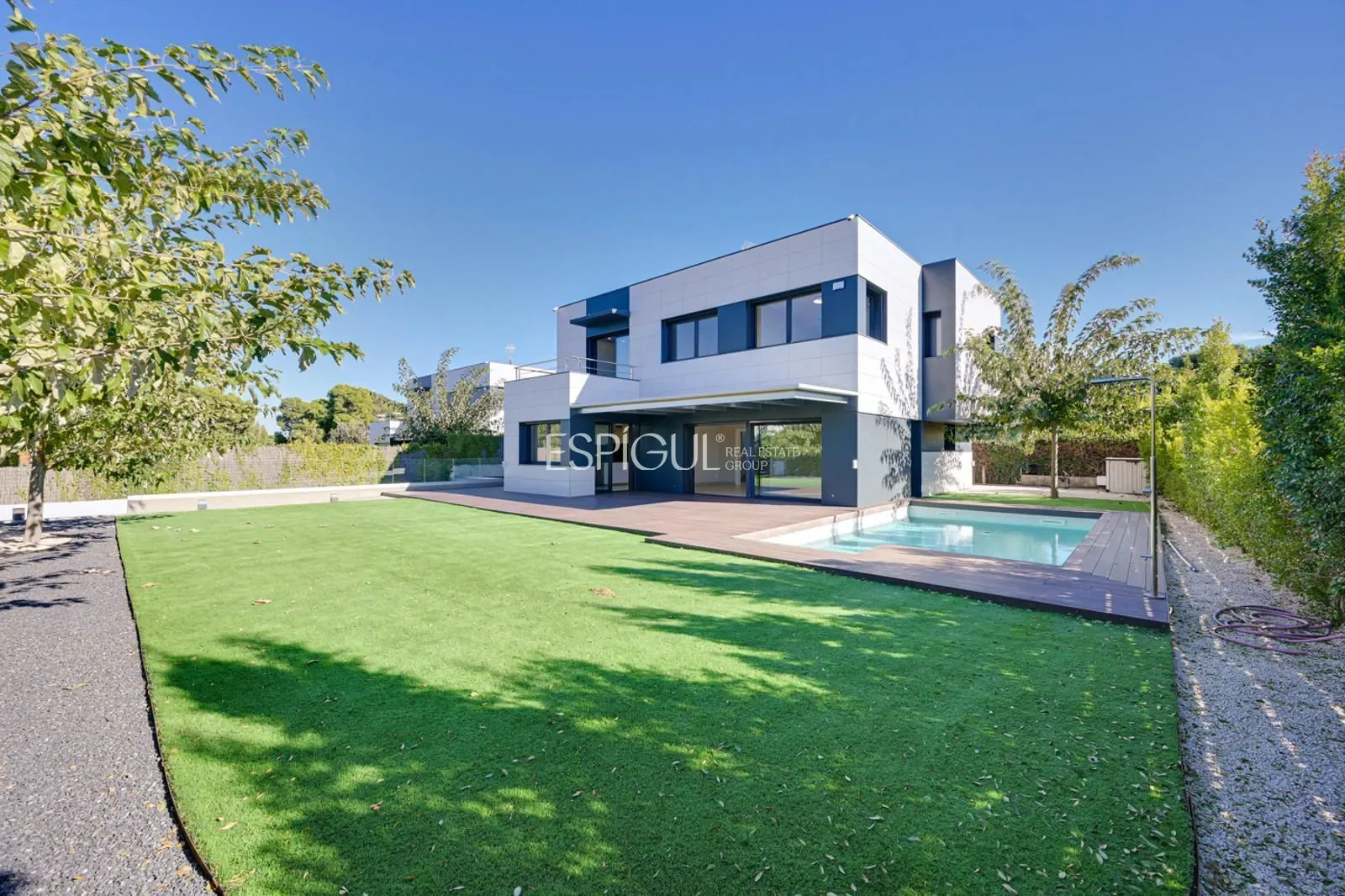 Exterior photo 5