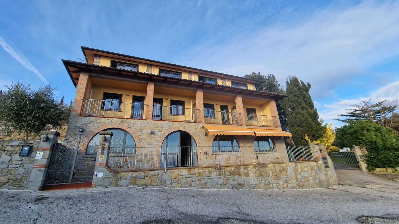 Exterior photo 4