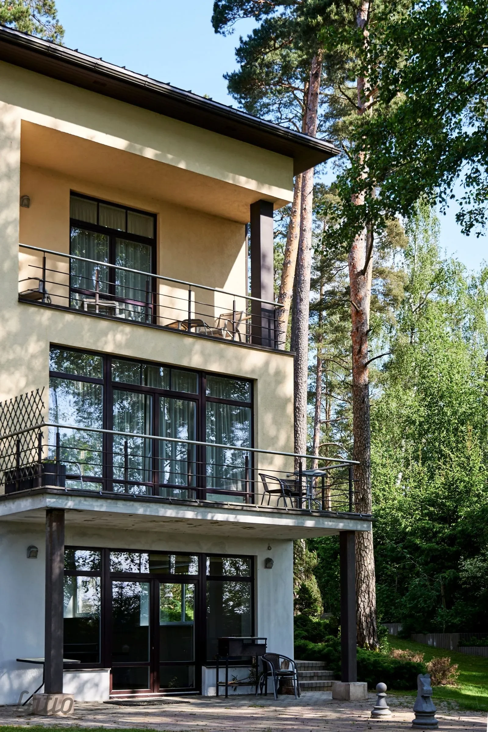 Exterior photo 8