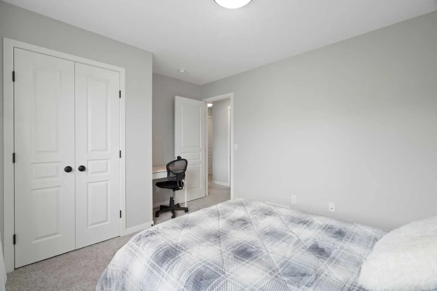 68 Masters Street SE, Calgary, Alberta, Canada. - Photo 23