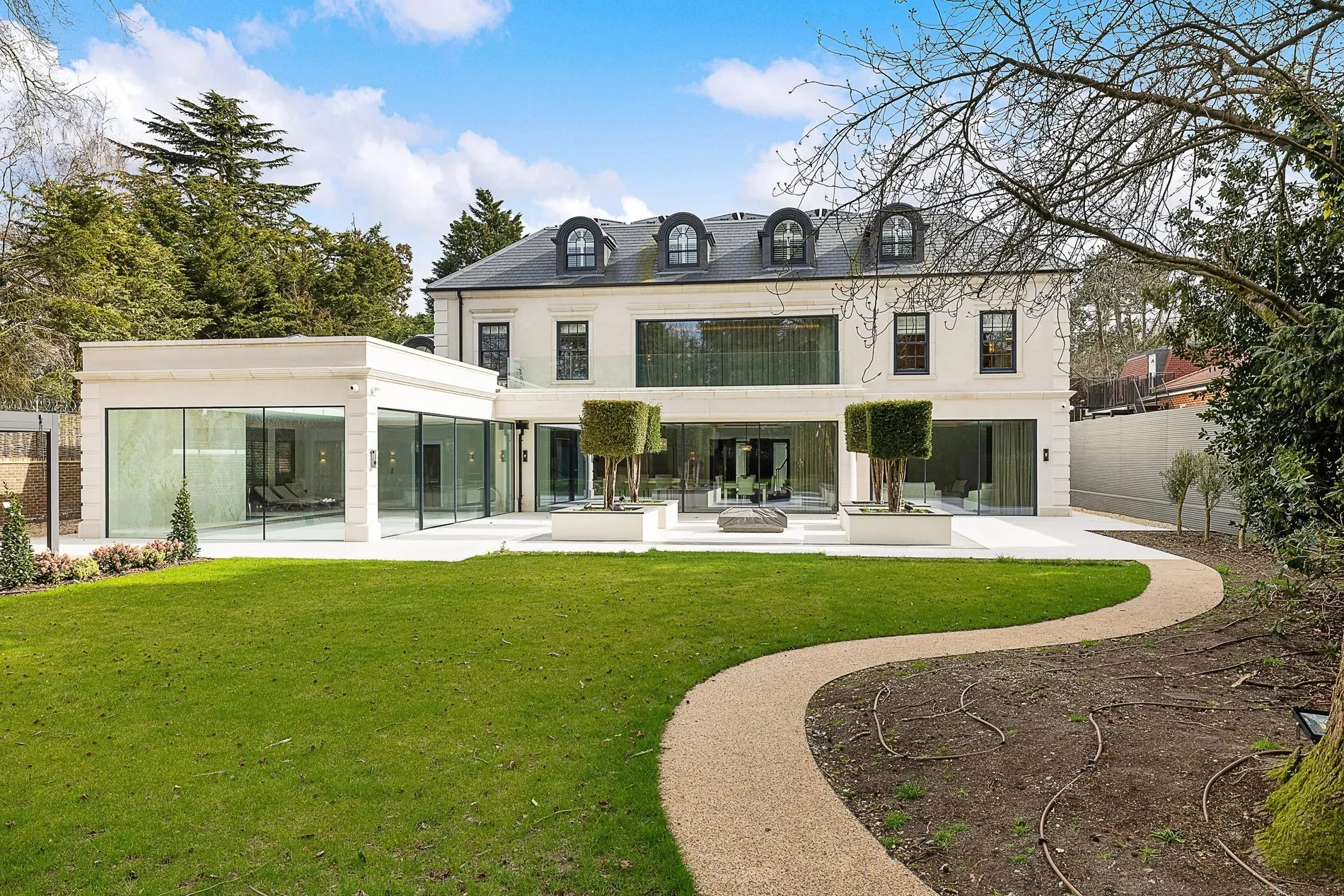 Exterior photo 2