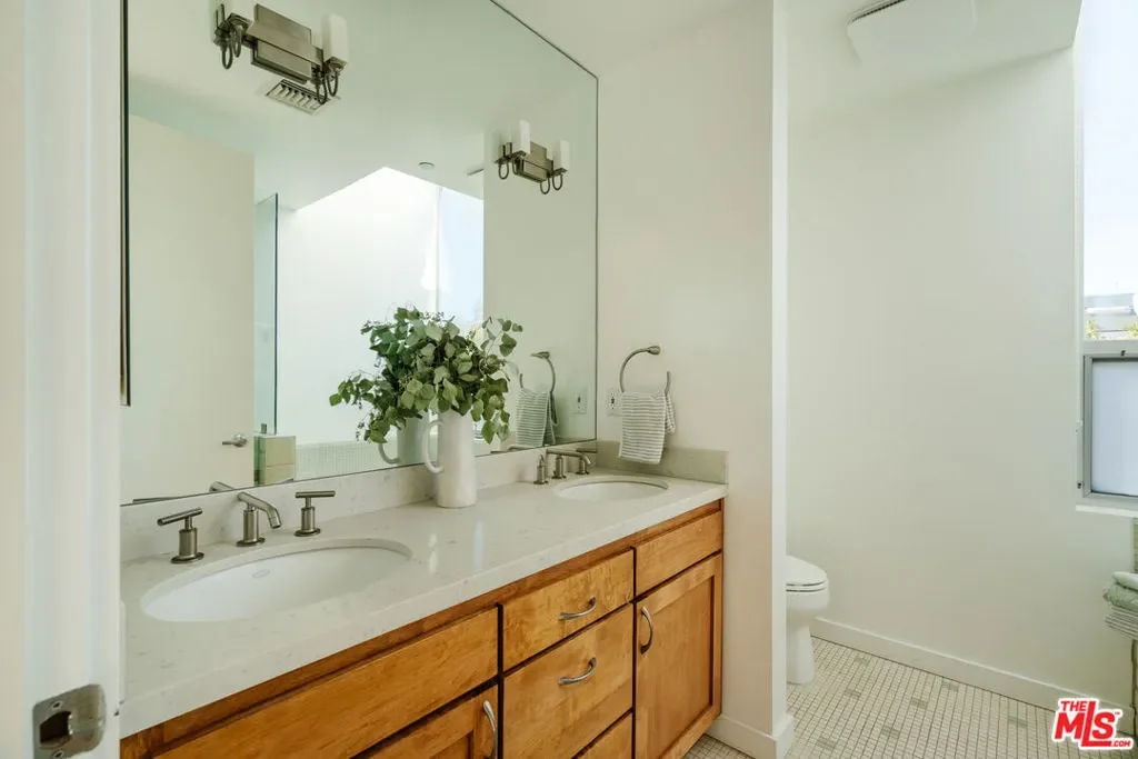302 S Venice Boulevard, Los Angeles, California, United States. - Photo 29